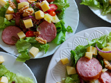 Salade comtoise à la saucisse de Morteau, noix et comté