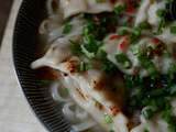 Soupe pimentée aux momos tibétains, nouilles de riz et herbes fraîches