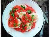 Salade fraiche, tomates coeur de boeuf , mozzarella , petit basilic citron et sel au piment d'Espelette