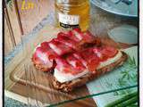 Tartines de chèvre au miel et au lard fumé