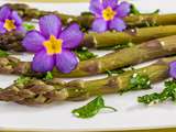 Asperges vertes aux herbes et aux fleurs