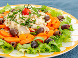 Daurade en salade avec des carottes cuites et des olives