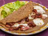 Galette au chèvre frais, tomates confites et lardons