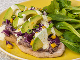 Naans aux haricots azuki, chou rouge et avocats