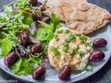 Naans, fêta au miel et aux olives