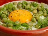 Oeufs sur le plat, crème de sésame et petits pois