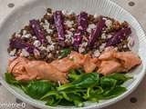 Salade de lentilles au saumon, betterave et fêta