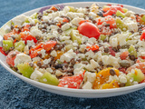 Salade de lentilles aux tomates, concombre, poivrons, câpres et feta