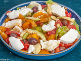 Salade de tomates à l’avocat, aux olives et à la mozzarella