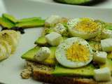 Optez pour un réveil doux et croquant avec un toast avocat oeuf mozzarella