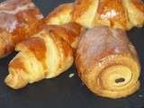 Petits pains au chocolat et croissants