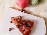 Tarte tatin d’automne aux pommes, coings, reine claude et noisettes