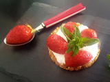 Fraises et chantilly coco sur crackers sucrés