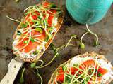 Tartines au chèvre frais, saumon et pousses de tournesol