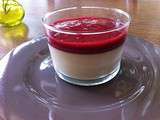 Simple et rapide de la panna cotta à la vanille et son coulis de framboises