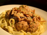 Boulettes Sauce aux Amandes et aux Champignons sur Tagliatelles