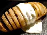 Pommes De Terre Hasselback Et Sauce au Yaourt