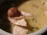 Potage Épicé De Poulet Et De Champignons Au Lait De Coco