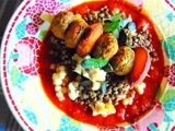 Brochettes de boulettes et pêches sur couscous israélien