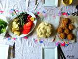 Pain plat, garnitures, crudités, et croquettes de patates douces