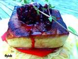 Pavés de tofu avec sauce aux framboises sur un nid de poivron rouge avec des pâtes à la fleur d'ail