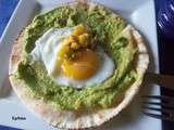 Pita, guacamole, oeuf