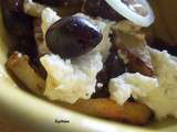 Poutine au chèvre, oignons caramélisés et olives kalamata