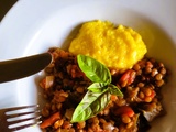 Ragoût de lentilles à l'aubergine et tomates sur polenta