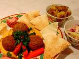 Repas libanais; salade de chou, pommes de terre, houmos et falafels