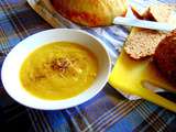 Soupe au poireau, chou-fleur, lentilles et cari, avec radicelles de poireau