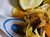 Soupe d'inspiration asiatique aux légumes et boulettes