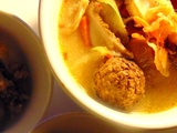 Soupe repas d'inspiration asiatique aux boulettes végétales