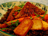 Tempeh et tofu fumé sur marée de lentilles