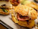 Burger au poulet croustillant (poulet / bacon / oignon / cheddar / salade / tomate jaune / cornichon)