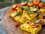 Cette polenta grillée aux légumes est la nouvelle star de vos apéros d’été