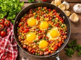 Chakchouka maison : la recette méditerranéenne facile avec légumes mijotés et œufs coulants à découvrir