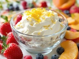 Chantilly au mascarpone et zestes de citron, parfaite avec des fruits cueillis