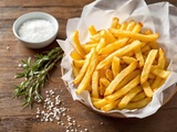 Frites maison sans friteuse : astuce cuisson au four avec triple croustillant