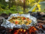 Papillote surprise : omelette express de camping pour des vacances sans prise de tête