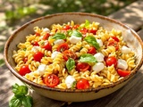 Pâtes caprese express : l’Italie en salade en 10 min