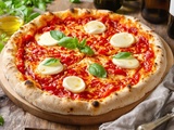 Pizza napolitaine maison avec sauce tomate fraîche et pâte au levain