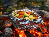Poêlée rustique en alu : légumes & patates camping-friendly pour un gain de temps assuré