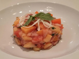 Tartare de thon à la pêche blanche et basilic : la fraîcheur de juillet dans l’assiette