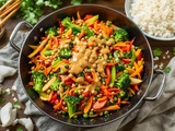 Wok de légumes croquants et sauce cacahuète, un repas équilibré et plein de saveurs