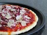 Pizza avec bresaola, chicorée et parmesan