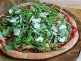 Pizza avec champignons, roquette et écailles de parmesan (sans gluten)