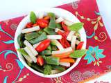 Salade de pâtes avec pois gourmands, carottes et tomates dattes