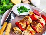 Brochettes de poulet mariné, sauce au yaourt