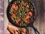 Poisson aux lentilles, tomates, olives et câpres