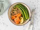 Salade de haricots blancs à la truite fumée et aux asperges